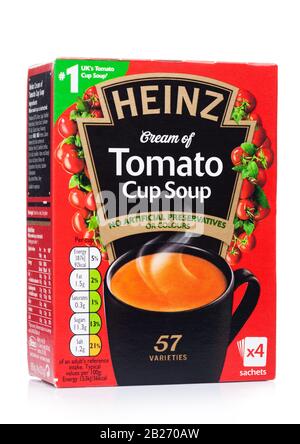 LONDON, Regno Unito - Novembre 08, 2019: Pack di Heinz crema di pomodoro zuppa di coppa su sfondo bianco. Foto Stock