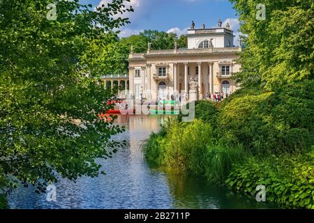 Palazzo sull'Isola e sul lago nel Parco reale di Lazienki nella città di Varsavia in Polonia. Foto Stock