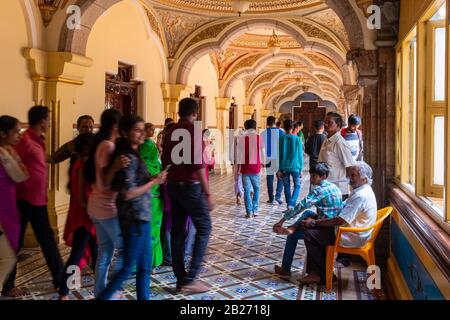 Mysore, India - 10 marzo 2018: Numerosi visitatori indiani al palazzo Mysore Foto Stock