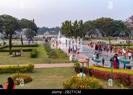 Mysore, India - 10 marzo 2018: Giardino di Brindavan con una folla molto numerosa il sabato di fine pomeriggio Foto Stock