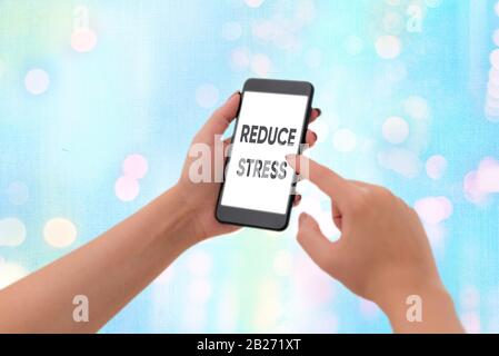 Parola di scrittura di testo Ridurre lo stress. Business photo vetrina per allentare la tensione e si impegnano per lo stile di vita di qualità Foto Stock