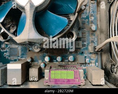Polvere nel case del computer. Scheda a circuiti stampati del computer e ventole di raffreddamento della CPU. Foto Stock