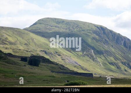 Vista verso Pen Llithrig-y-Wrach dal sentiero che conduce Alla Riserva di Llyn Eigiau sotto Carnedd Lewelyn sopra la Conwy Valley Snowdonia North Wales Foto Stock