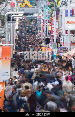Shoppers Su Takeshita Street, Harajuku, Tokyo, Giappone Foto Stock
