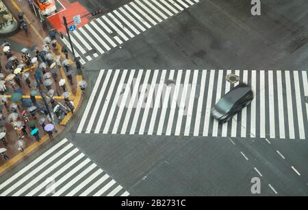 Auto Che Passa Attraverso Shibuya Crossing, Shibuya, Tokyo, Giappone Foto Stock