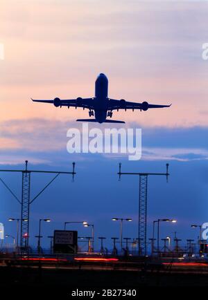 747 Airliner parte al tramonto Foto Stock
