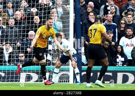 Tottenham Hotspur Stadium, Londra, Regno Unito. 1st Mar, 2020. Inglese Premier League Football, Tottenham Hotspur versus Wolverhampton Wanderers; Matt Doherty di Wolverhampton Wanderers festeggia dopo aver ottenuto i punteggi per 1-1 nel 27th minuto Credit: Action Plus Sports/Alamy Live News Foto Stock