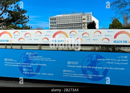 Poster pareti con il motto Salute per tutti e altri slogan presso la sede dell'Organizzazione Mondiale della Sanità, OMS, Ginevra, Svizzera Foto Stock