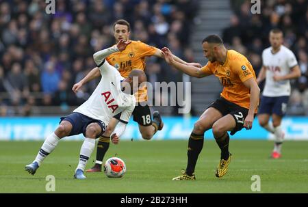 Lucas Moura (a sinistra) di Tottenham Hotspur si contesta con Romain Saiss (a destra) di Wolverhampton Wanderers durante la partita della Premier League al Tottenham Hotspur Stadium, Londra. Foto Stock