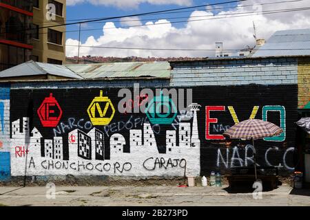 La Paz; Bolivia; 29th febbraio 2020: Graffiti di protesta dipinti su un murale propagandistico con funivie per la controversa campagna elettorale del 2019 dell'ex presidente Evo Morales. La Bolivia ha tenuto le elezioni presidenziali il 20th ottobre 2019; un'indagine successiva da parte dell'OAS ha confermato un gran numero di irregolarità e dopo le grandi proteste il presidente Evo Morales si è dimesso il 10th novembre. Le nuove elezioni presidenziali in Bolivia sono previste per il 3rd maggio 2020. Foto Stock