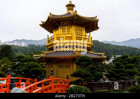 Hong Kong - Gennaio 2020 : Padiglione della Perfezione assoluta , un padiglione ottagonale sorge nel mezzo del Giardino Nan Lian, Diamond Hill, Kowloon Foto Stock