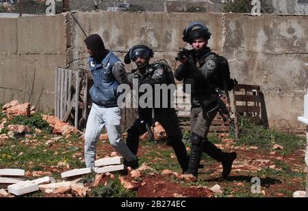 Nablus, Medio Oriente. 1st Mar, 2020. I soldati israeliani hanno detainato un protestante palestinese durante gli scontri nel villaggio di Qasra, vicino al Medio Oriente, il 1° marzo 2020. Credito: Nidal Eshtayeh/Xinhua/Alamy Live News Foto Stock