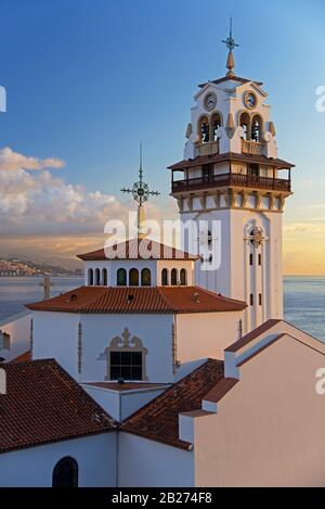 Basilica del Santuario mariano reale di Nostra Signora della Candelaria. Cielo bellissimo con nuvole e oceano blu sullo sfondo. Tenerife, Isole Canarie. Foto Stock