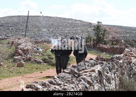 Nablus, Medio Oriente. 1st Mar, 2020. Un soldato israeliano spara gas lacrimogeno durante gli scontri nel villaggio di Qasra, vicino al Medio Oriente, 1 marzo 2020. Credito: Nidal Eshtayeh/Xinhua/Alamy Live News Foto Stock