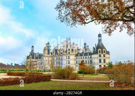 Chambord, Francia - 14 novembre 2018: Il castello Chambord visto dal giardino Foto Stock