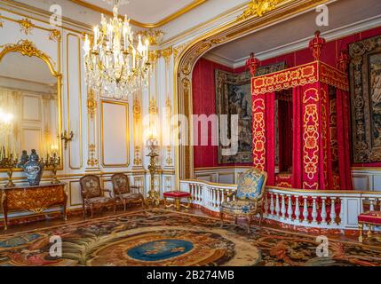 Chambord, Francia - 14 novembre 2018: La camera da letto cerimoniale del castello Chambord Foto Stock