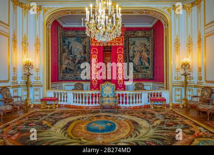 Chambord, Francia - 14 novembre 2018: La camera da letto cerimoniale del castello Chambord Foto Stock