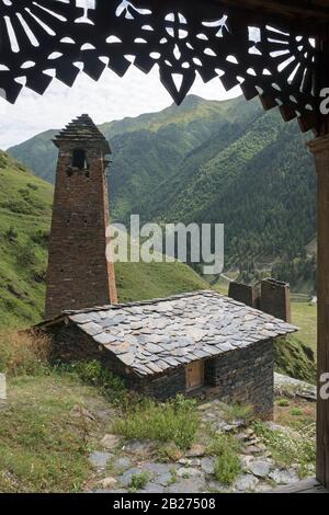 Villaggio di Tusheti con vecchie torri vista attraverso la cornice in legno. Georgia. Montagne Del Caucaso. Foto Stock