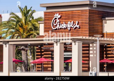 27 febbraio 2020 Santa Clara / CA / USA - Chick-fil-A posizione nella zona sud della baia di San Francisco; Chick-fil-A è il più grande ristorante americano di fast food c Foto Stock