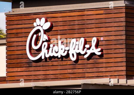 27 febbraio 2020 Santa Clara / CA / USA - primo piano del logo Chick-fil-A in una delle loro sedi; Chick-fil-A è il più grande ristorante americano di fast food Foto Stock