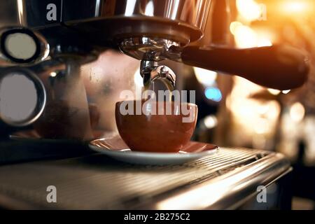 moderna macchina per caffè espresso nero che prepara caffè, foto con vista laterale ravvicinata Foto Stock