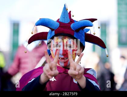 Una giovane Aston Villa fan fuori terra prima della finale della Carabao Cup allo Stadio di Wembley, Londra. Foto Stock