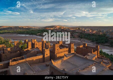 Fortezza di argilla illuminata al sole Ait ben Haddou - vista dall'alto. Bel cielo sullo sfondo. Foto Stock