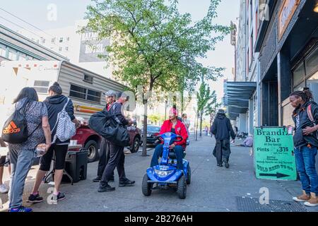 Vancouver - 05 MAGGIO 2019: Chinatown, Vancouver Canada. I senzatetto di Chinatown sulla strada durante un mercato delle pulci, Senza Tetto a piedi sulla strada. Foto Stock