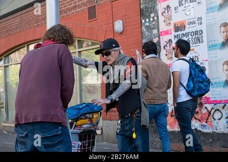 Vancouver - 05 MAGGIO 2019: Chinatown, Vancouver Canada. I senzatetto di Chinatown sulla strada durante un mercato delle pulci, Senza Tetto a piedi sulla strada. Foto Stock