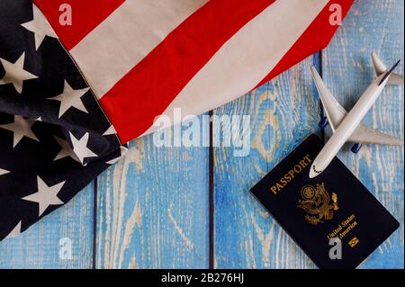 Turismo di viaggio, emigrazione la bandiera nazionale americana degli Stati Uniti con passaporto degli Stati Uniti e aereo modello passeggeri Foto Stock