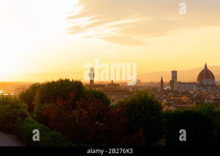 Tramonto Vista panoramica del tramonto su Firenze, Ponte Vecchio, Palazzo Vecchio e Duomo di Firenze, Italia Foto Stock