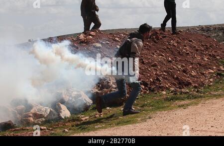 Nablus, Medio Oriente. 1st Mar, 2020. Un dimostrante palestinese tiene una tanica di gas lacrimogeno sparata dai soldati israeliani durante gli scontri nel villaggio di Qasra, vicino al Medio Oriente, 1 marzo 2020. Credito: Nidal Eshtayeh/Xinhua/Alamy Live News Foto Stock