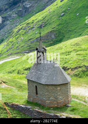 Piccola cappella di montagna sulla strada alpina Grossglockner (Grossglockner Hochalpenstrasse), Austria Foto Stock