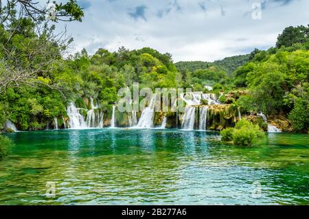 Belle Cascate Di Krka Nel Parco Nazionale Di Krka, Croazia. Skradinski buk è la cascata più lunga del fiume Krka, con acque turchesi e tane chiare Foto Stock