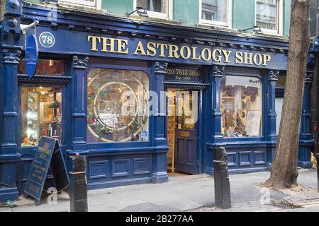 Londra, Inghilterra, novembre 2019, turisti e locali possono visitare il negozio di Astrologia Foto Stock