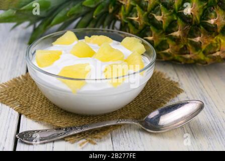 Yogurt di ananas fatto in casa in una lastra di vetro. Il concetto di dolci leggeri e sani. Foto Stock