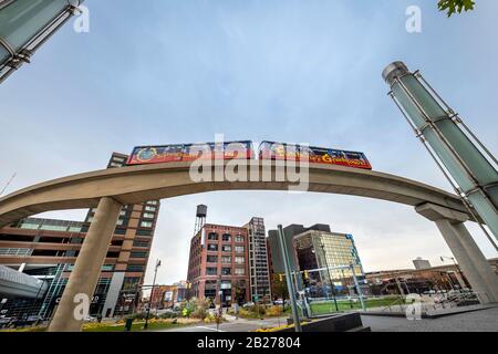 Linea People Mover vicino al General Motors Renaissance Center di Detroit, MICHIGAN Foto Stock