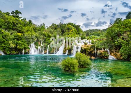 Belle Cascate Di Krka Nel Parco Nazionale Di Krka, Croazia. Skradinski buk è la cascata più lunga del fiume Krka, con acque turchesi e tane chiare Foto Stock