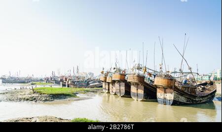 Barche da pesca tradizionali in un porto sul fiume Karnafuli a Chittagong, Bangladesh Foto Stock