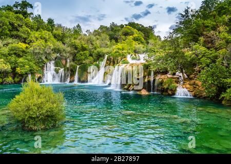 Belle Cascate Di Krka Nel Parco Nazionale Di Krka, Croazia. Skradinski buk è la cascata più lunga del fiume Krka, con acque turchesi e tane chiare Foto Stock