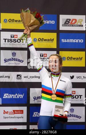 Berlino, Germania. 01st Mar, 2020. Elinor Barker of Great Britain celebra le pose con la sua medaglia per aver vinto la gara di punti femminile durante il giorno 5 dei Campionati mondiali di ciclismo UCI, al Velodrom, Berlino Germania. Credit: Agenzia Fotografica Sportiva Europea/Alamy Live News Foto Stock