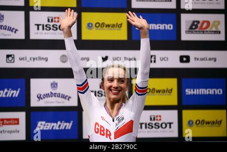 Elinor Barker, Gold, Gran Bretagna, sul podio per la gara Women's Point durante il quinto giorno dei Campionati mondiali di ciclismo UCI Track 2020 a Velodrom, Berlino. Foto Stock