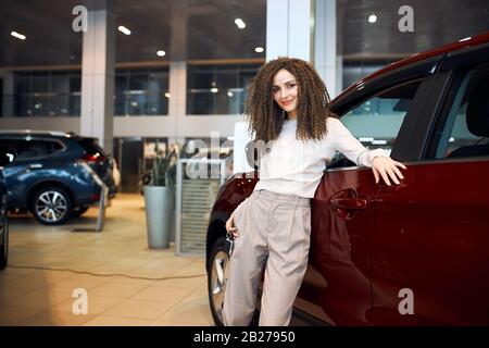 bella ragazza bella ha comprato una macchina di lusso, primo piano foto. persone, vendere auto, pubblicità. test drive Foto Stock