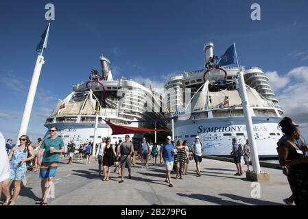 Coco Cay, Isole Bahama. 5th Feb, 2020. Gli ospiti dell'Oasis of the Seas e della Symphony of the Seas durante il cruse alle Bahamas in febbraio. Tutti gli ospiti che hanno visitato recentemente la Cina non sono stati autorizzati a salire a bordo della nave. Molti viaggiatori stanno ritardando o annullando i viaggi di crociera precedentemente programmati, poiché alcune navi sono allontanate dai porti nel timore dell'epidemia globale di coronavirus. Nella foto: Gli ospiti partono dalle navi per un'escursione di un giorno all'isola di Coco Cay. Credit: Robin Rayne/Zuma Wire/Alamy Live News Foto Stock