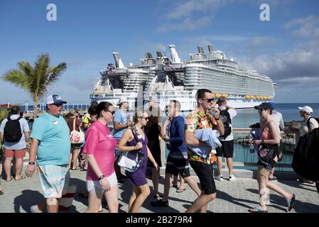 Coco Cay, Isole Bahama. 5th Feb, 2020. Gli ospiti dell'Oasis of the Seas e della Symphony of the Seas durante il cruse alle Bahamas in febbraio. Tutti gli ospiti che hanno visitato recentemente la Cina non sono stati autorizzati a salire a bordo della nave. Molti viaggiatori stanno ritardando o annullando i viaggi di crociera precedentemente programmati, poiché alcune navi sono allontanate dai porti nel timore dell'epidemia globale di coronavirus. Nella foto: Gli ospiti partono dalle navi per un'escursione di un giorno all'isola di Coco Cay. Credit: Robin Rayne/Zuma Wire/Alamy Live News Foto Stock