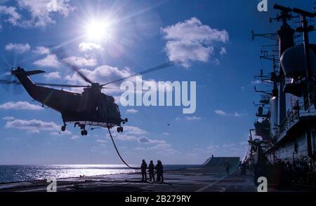 Il vettore aereo Royal Navy HMS Invincible nel LPH (Landing Platform Helicopter), ruolo di assualt. Un elicottero Sea King HC4 viene rifornito durante il volo dal ponte di volo. Foto Stock