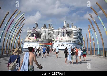 Coco Cay, Isole Bahama. 5th Feb, 2020. Gli ospiti dell'Oasis of the Seas e della Symphony of the Seas durante il cruse alle Bahamas in febbraio. Tutti gli ospiti che hanno visitato recentemente la Cina non sono stati autorizzati a salire a bordo della nave. Molti viaggiatori stanno ritardando o annullando i viaggi di crociera precedentemente programmati, poiché alcune navi sono allontanate dai porti nel timore dell'epidemia globale di coronavirus. Foto: Gli ospiti ritornano alle navi dopo un'escursione di un giorno all'isola privata Credit: Robin Rayne/ZUMA Wire/Alamy Live News Foto Stock