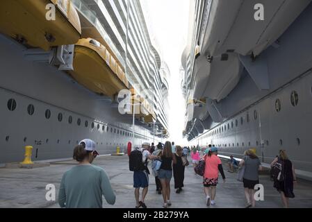 Coco Cay, Isole Bahama. 5th Feb, 2020. Gli ospiti dell'Oasis of the Seas e della Symphony of the Seas durante il cruse alle Bahamas in febbraio. Tutti gli ospiti che hanno visitato recentemente la Cina non sono stati autorizzati a salire a bordo della nave. Molti viaggiatori stanno ritardando o annullando i viaggi di crociera precedentemente programmati, poiché alcune navi sono allontanate dai porti nel timore dell'epidemia globale di coronavirus. Nella foto: Gli ospiti partono dalle navi per un'escursione di un giorno all'isola di Coco Cay. Credit: Robin Rayne/Zuma Wire/Alamy Live News Foto Stock