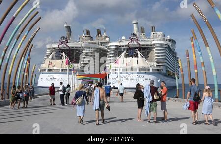 Coco Cay, Isole Bahama. 5th Feb, 2020. Gli ospiti dell'Oasis of the Seas e della Symphony of the Seas durante il cruse alle Bahamas in febbraio. Tutti gli ospiti che hanno visitato recentemente la Cina non sono stati autorizzati a salire a bordo della nave. Molti viaggiatori stanno ritardando o annullando i viaggi in crociera programmati in precedenza, dato che alcune navi sono allontanate dai porti nel timore dell'epidemia globale di coronavirus. Foto: Gli ospiti ritornano alle navi dopo un'escursione di un giorno all'isola privata Credit: Robin Rayne/ZUMA Wire/Alamy Live News Foto Stock