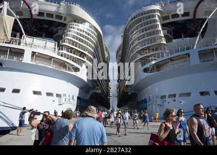 Coco Cay, Isole Bahama. 5th Feb, 2020. Gli ospiti dell'Oasis of the Seas e della Symphony of the Seas durante il cruse alle Bahamas in febbraio. Tutti gli ospiti che hanno visitato recentemente la Cina non sono stati autorizzati a salire a bordo della nave. Molti viaggiatori stanno ritardando o annullando i viaggi di crociera precedentemente programmati, poiché alcune navi sono allontanate dai porti nel timore dell'epidemia globale di coronavirus. Nella foto: Gli ospiti partono dalle navi per un'escursione di un giorno all'isola di Coco Cay. Credit: Robin Rayne/Zuma Wire/Alamy Live News Foto Stock